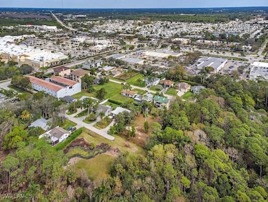 Proximity to US41 plus plenty of shopping and dining in every direction!