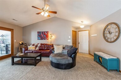 3110 Towne House Dr NE unit D, Cedar Rapids, IA 52402 - photo 4