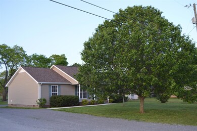 305 Shapard Dr, Shelbyville, TN 37160 - photo 2