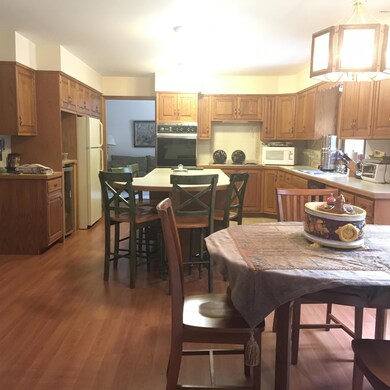 Eat in Kitchen and Counter