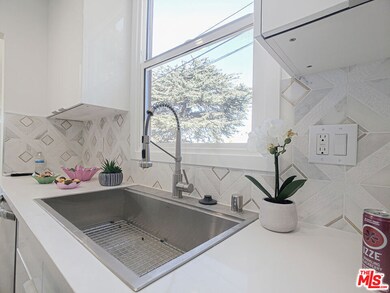 4723 Pickford St unit 4723 1/2, Los Angeles, CA 90019 - photo 3