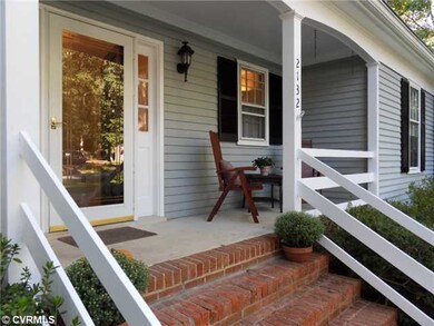 Porch - Spacious front porch and beautiful garden 