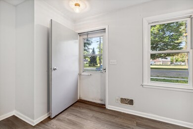 06-208-E-Main-Hanover-MI-49241-WindowSti