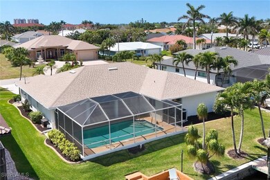 Birds eye view of property featuring a residential