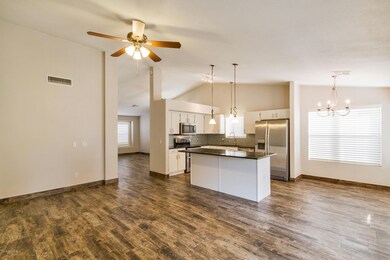 3507 E Wickieup Ln-0007