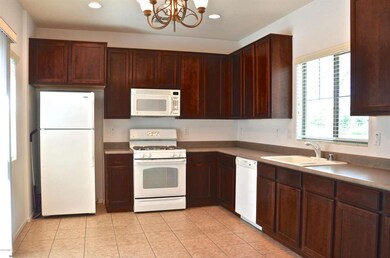 Kitchen w Sliding Door