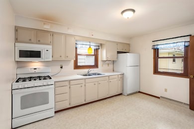 2109 E College Ave, Appleton, WI 54915 - photo 2