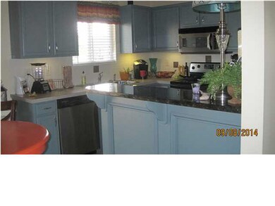 GRANITE TOP ON ISLAND OF KITCHEN