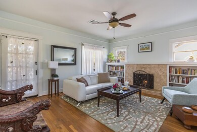 2525 N Edgemere living rm 1