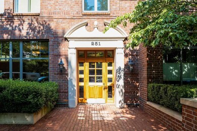 251 Daniel Burnham Sq _703[1]