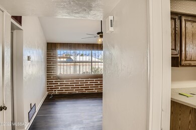 6-117004797-06 Interior Front Entry