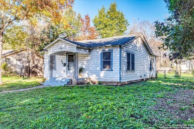 828 E Humphreys St, Seguin, TX 78155 - photo 4