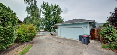 3021 Cleopatra Cir, Medford, OR 97504 - photo 4