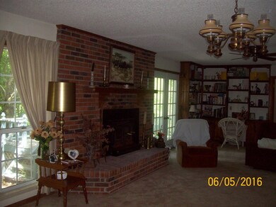 Large family room w/ firplace