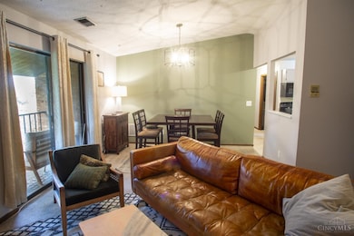 522 Riddle Rd, Cincinnati, OH 45220 - photo 5