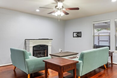 8946 Summerset Meadow Ct, Houston, TX 77075 - photo 3