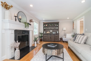 286 Linden St unit 286, Wellesley, MA 02482 - photo 3