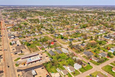 409 W Franklin St, Shawnee, OK 74804 - photo 6