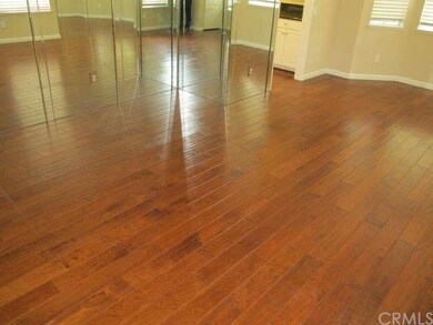 Living rm-engineering wood floor,mirror walls