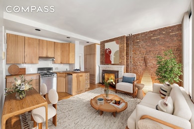 5 Charles St unit 3r, New York, NY 10014 - photo 5