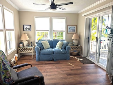 FLORIDA ROOM - NICE NATURAL LIGHT