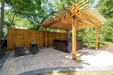 Patio w/pergola