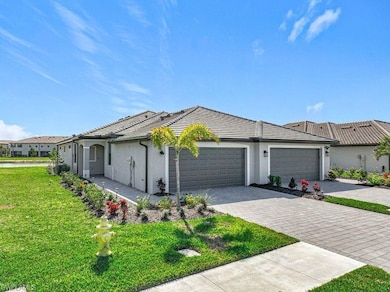 View of front of home featuring a front lawn and a