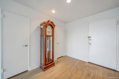 Bay Terrace Cooperative Section XII, Inc. unit 6J, Bayside, NY 11360 - photo 3