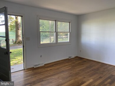 8210 A Oak Springs Rd, Marshall, VA 20115 - photo 5