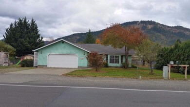 2033 Cloverlawn Dr, Grants Pass, OR 97527 - photo 2