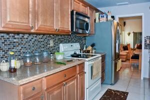 8120 NW 100th Terrace Tamarac-large-012-