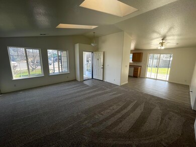 931 Fairfield Cir, Central Point, OR 97502 - photo 5