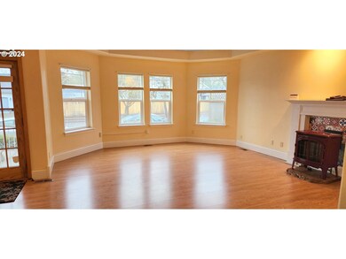 Living Room/Entrance