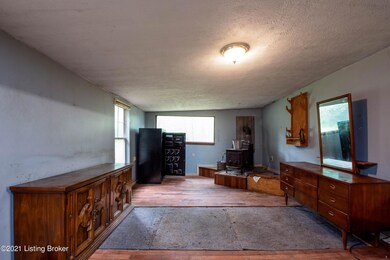 8915 Admiral Dr, Louisville, KY 40229 - photo 6