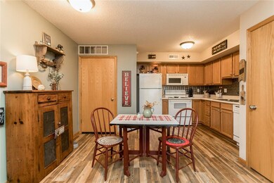 640 Colton Cir NE unit 3, Cedar Rapids, IA 52402 - photo 6