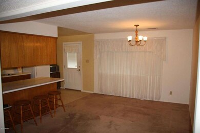 1207 E Avila 003