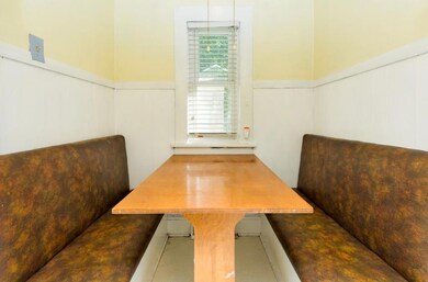 Eat-in-Kitchen