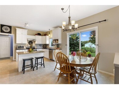 Eat in breakfast bar and informal dining room