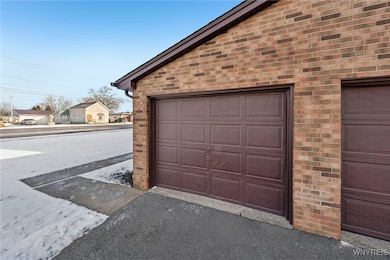 621 Unit R French Rd unit R, Cheektowaga, NY 14227 - photo 3