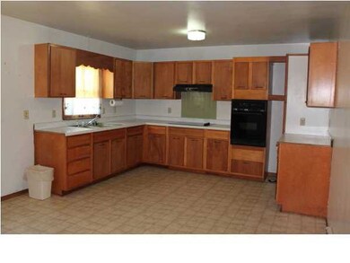 17'8X12'11 KITCHEN WITH MANY CABINETS & LOTS OF CO