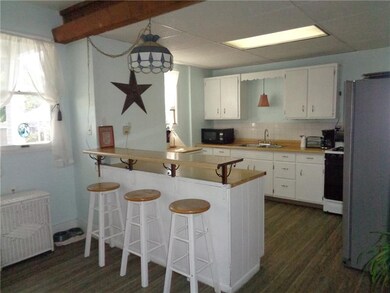 Breakfast bar/Peninsula in U-plan Kitchen