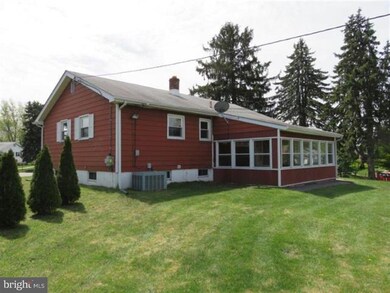 208 Edgewood Ln, Brookhaven, PA 19015 - photo 2