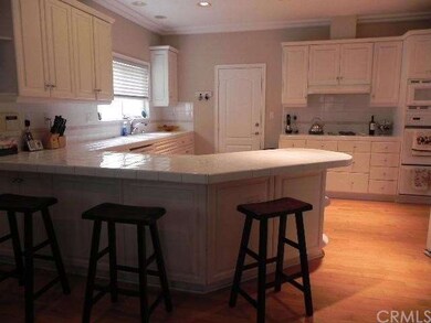 Large counters for additional eating area in the k