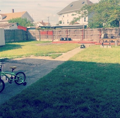 111 Mulberry St, Pawtucket, RI 02860 - photo 4