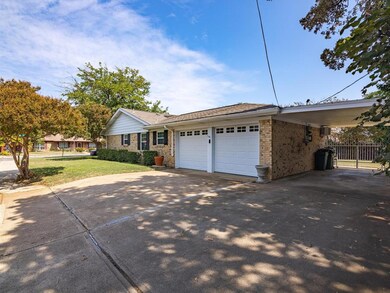 1121 W Redbud Dr, Hurst, TX 76053 - photo 5