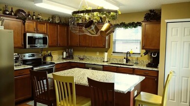 Beautiful Kitchen with new granite!