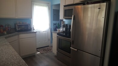 7 Bristol Rd unit B, Middletown, RI 02842 - photo 2