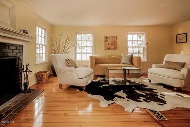 009-Living_Room-894044-mls