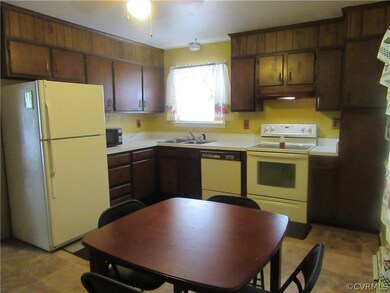 Eat in kitchen...refrigerator conveys