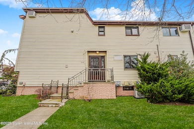 318 Travis Ave, Staten Island, NY 10314 - photo 2